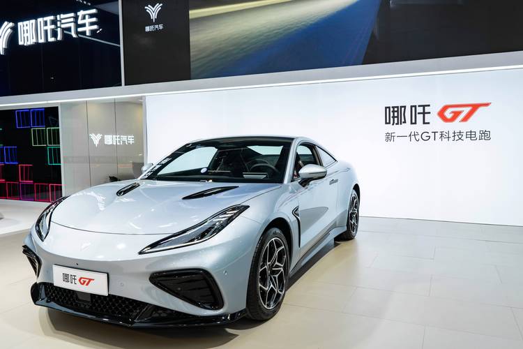 广州238哪吒汽车在智能汽车领域的表现，领途汽车在新能源汽车市场中的影响力